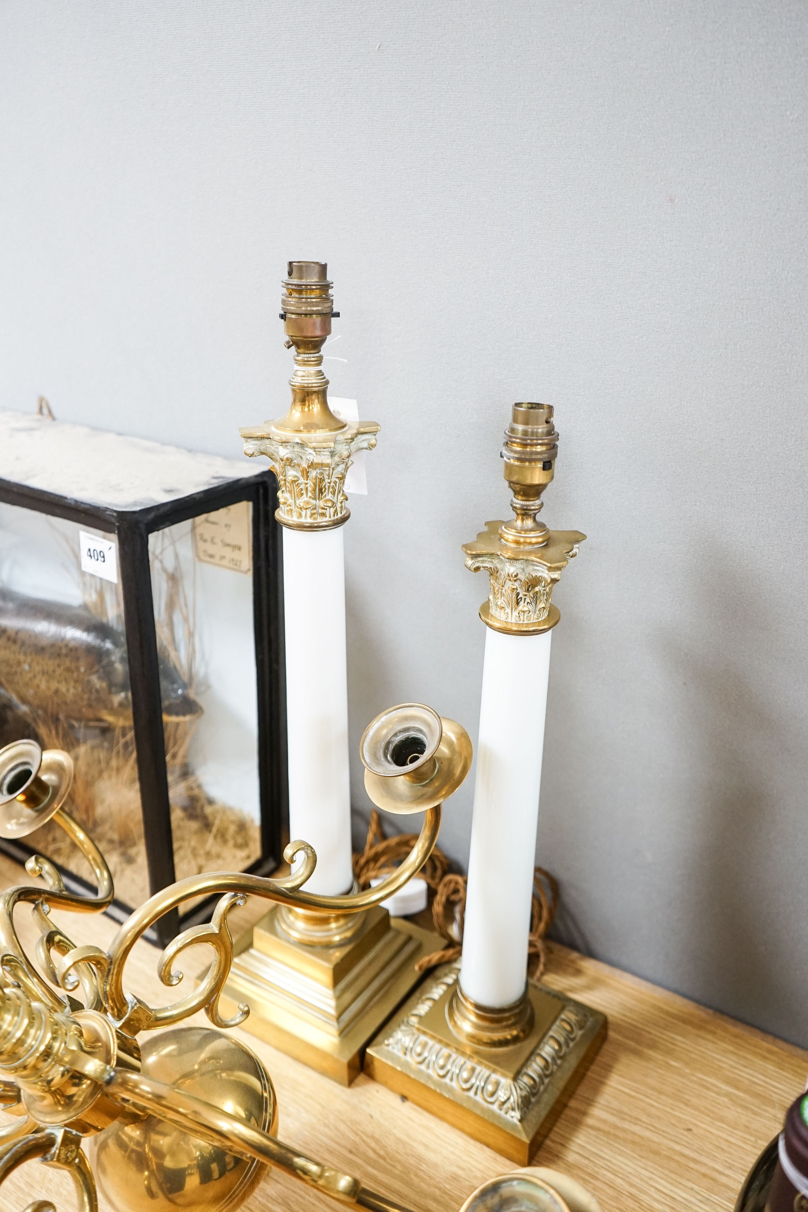 Two Corinthian column table lamps and a brass 5 branch electrolier